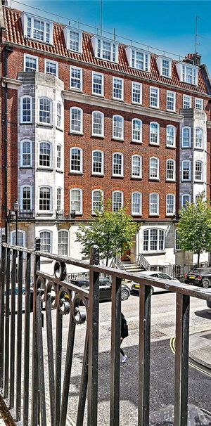 A Newly Refurbished Three-Bedroom Maisonette on De Walden Street. - Photo 1