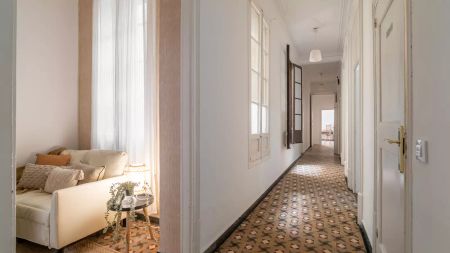 Room in a shared 7-bedroom apartment for rent in el Gòtic, bills included, perfect for professionals and students - Photo 2