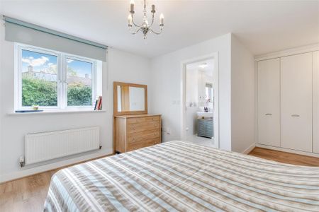 4 bedroom semi-detached house to rent - Photo 3