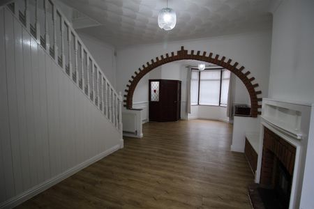 3 Bedroom End of Terrace House for Rent - Photo 2