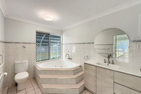 Spacious Living in a Quiet Cul-de-sac with Hillside views - Photo 5