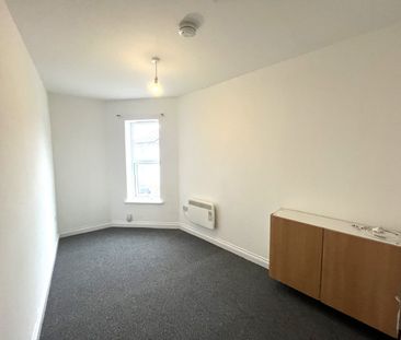 Recently refurbished two bedroom flat - Photo 2