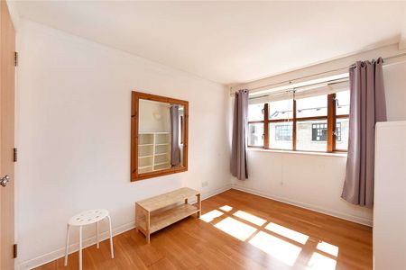 A bright 2 bedroom, 2 bathroom apartment situated on the 6th floor of this highly sought after development in the heart of Wapping. - Photo 4