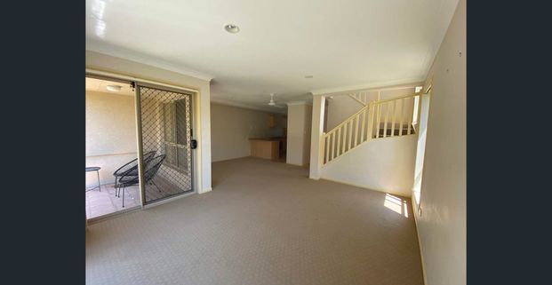 Charming Townhouse in Secure Complex! - Photo 1