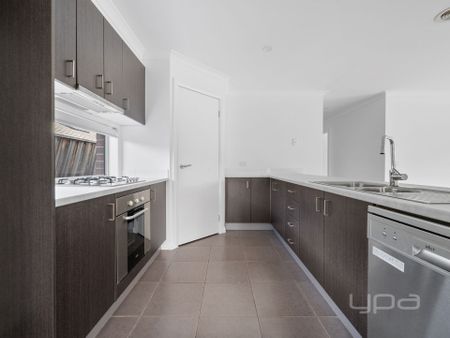 4 BEDROOM FAMILY HOME - Photo 4