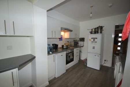 1 bedroom in a house share to rent - Photo 4