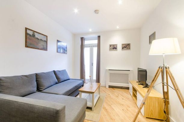 BILLS INCLUDED - Studio flat to rent in Earls Court, London SW5 - Student friendly - Photo 1