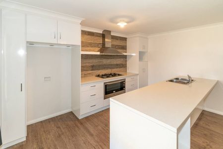 FAMILY HOME IN GOBBAGOMBALIN - Photo 3