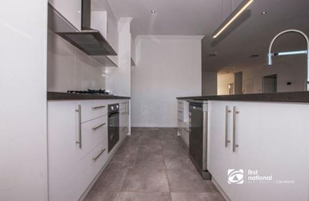 SPACIOUS 5 BEDROOM MODERN HOME IN SOUGHT AFTER AREA OF THORNLANDS - WITH INGROUND POOL & DUCTED AIRCON! - Photo 5