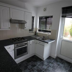 2 bedroom maisonette to rent - Photo 2