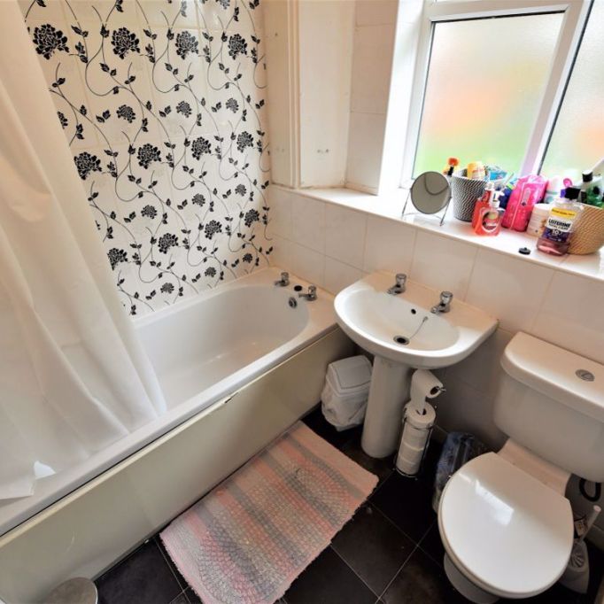 3 bedroom House in St Johns Close, Leeds - Photo 1