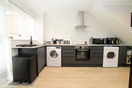 3 Bedroom Terraced House - Photo 3