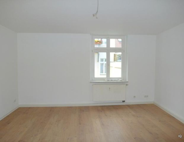 Frisch renovierte 3-Zimmer-Wohnung mit neuem Laminatboden "Dielenoptik", sep. Küche & Badewanne - Foto 1