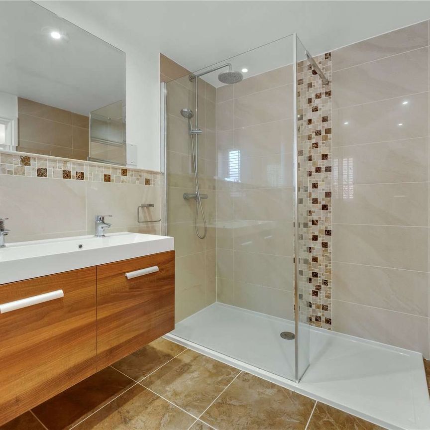 A well presented five bedroom family home set in a quiet cul-de-sac in Cobham. - Photo 1