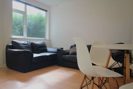 3 Bedroom Terraced House - Photo 4