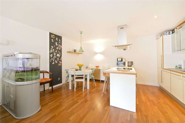 A two double bedroom apartment set on the second floor of this iconic development close to Angel & Old Street. - Photo 1