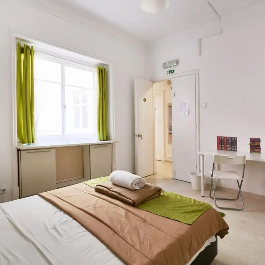 Room in a shared 20-bedroom apartment for rent in Lisbon. - Photo 1