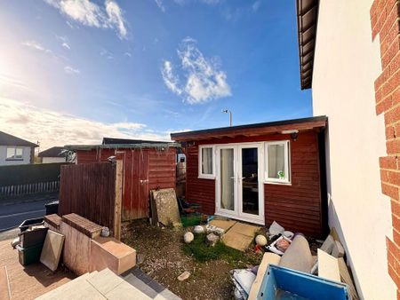 3 bedroom end of terrace house to rent - Photo 2