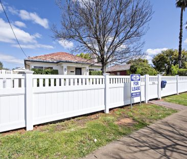 Three-Bedroom Cottage in Central Location - Photo 1
