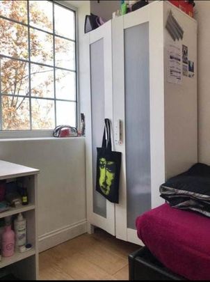 Room in a Shared Flat, Barons Court, NW9 - Photo 1