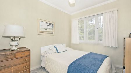 Spacious 3 -bedroom home in desirable Kensington - Photo 3
