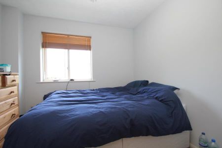 West Hill Road, Woking - 2 bedrooms Property for lettings - Seymours - Photo 2