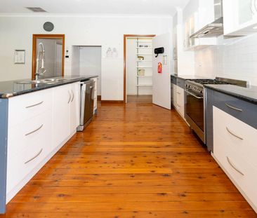 BEAUTIFUL FAMILY HOME WITH CHARM - Photo 3