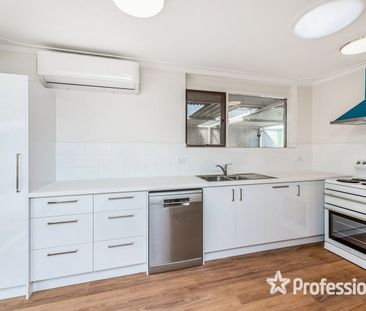 Fresh & Bright Craigie Home - Photo 3