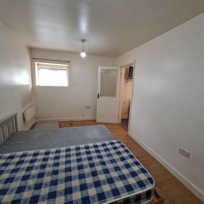 1 Bed Flat, Silver St, N18 - Photo 1