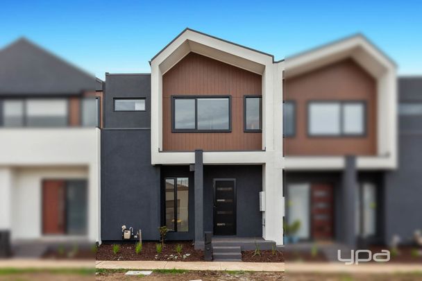 4 BEDROOM TOWNHOUSE - Photo 1