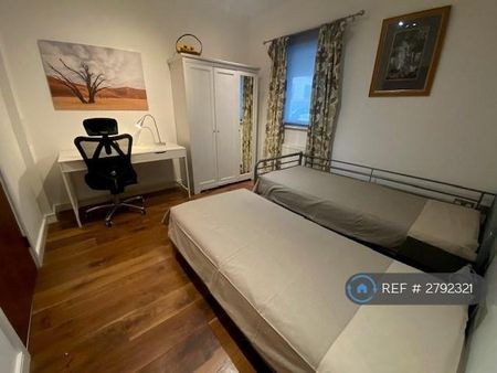 3 bedroom flat to rent - Photo 4