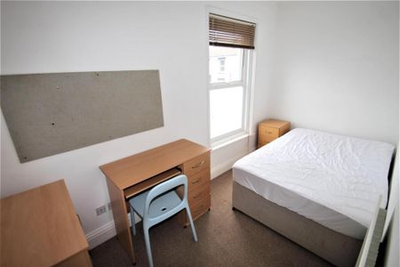 4 bedroom terraced house to rent - Photo 5