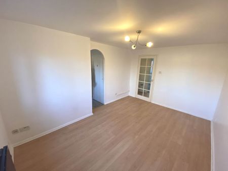 Price £1,350 pcm - Available 27/12/2025 - Unfurnished - Photo 2