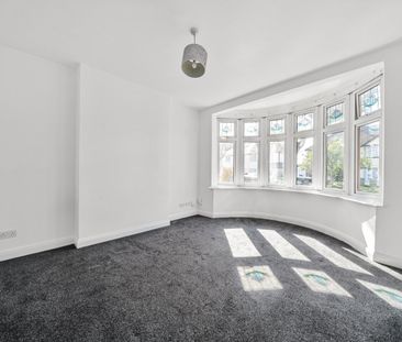 Semi-detached House to rent - Broad Walk, London, SE3 - Photo 3