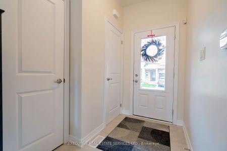 For Lease - 10 Mockingbird Lane, Hamilton, Ontario - Photo 2