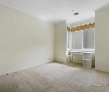 Spacious Family Townhouse in Prime Brighton Location - Photo 2