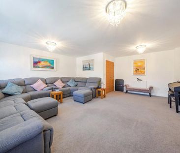 4 bedroom end of terrace house to rent - Photo 2