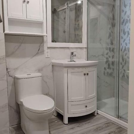 À louer 4 et demi entièrement rénové avec thermopompe, deux chambres fermées quartier tranquille - Photo 3