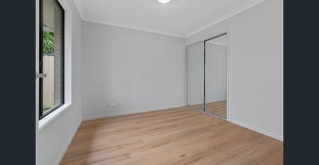 Hidden gem with two living areas, air con & solar! - Photo 5