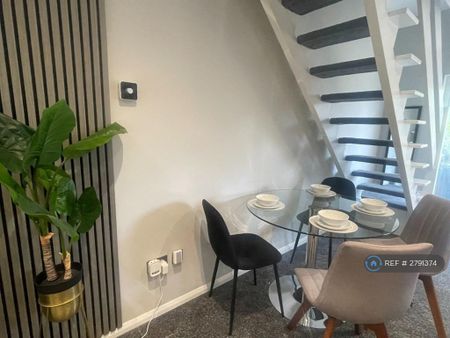 4 bedroom semi-detached house to rent - Photo 2