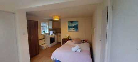 Studio to rent - Photo 3