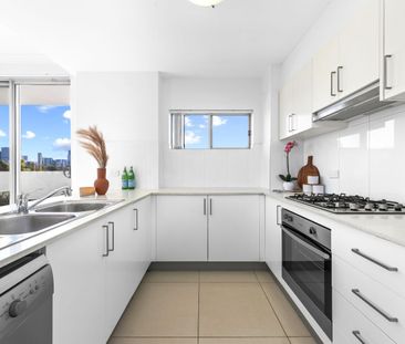 Immaculate Air-Conditioned Two-Bedroom Apartment with Two Bathrooms... - Photo 2