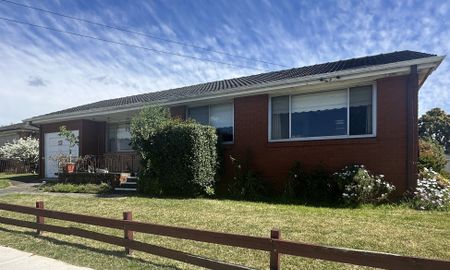 Neat 3 Bedroom House in a great location - Photo 2