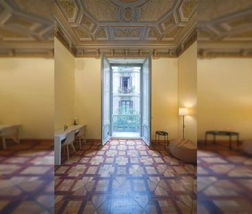 Room in a shared 10-bedroom apartment for rent in el Gòtic, perfect for professionals - Photo 5