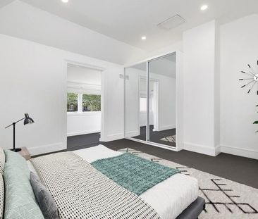 Charming Surry Hills terrace with secure parking in a prime Crown Street location - Photo 3