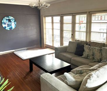 Lovely Family Home in Prime Location! - Photo 2