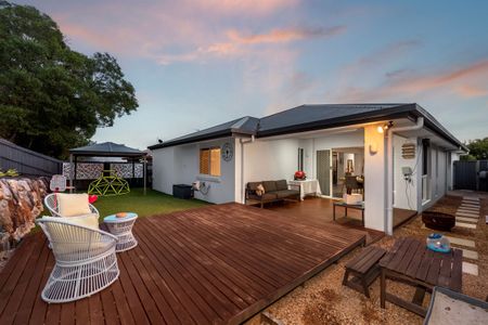 Spacious & Stylish Modern Four Bedroom Family Home - Photo 2