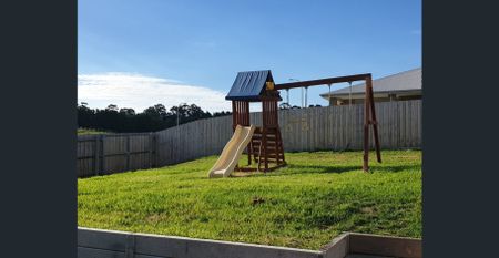 Beautiful Coastal Living – Spacious 3 Bedroom Home in Coastal View Estate - Photo 4