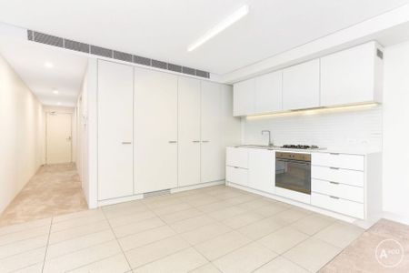 Modern One Bed Apartment with Spacious Living & Private Outdoor Retreat - Photo 2