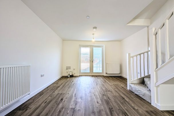 Heol Y Gylfinir, Llanilid - Photo 1